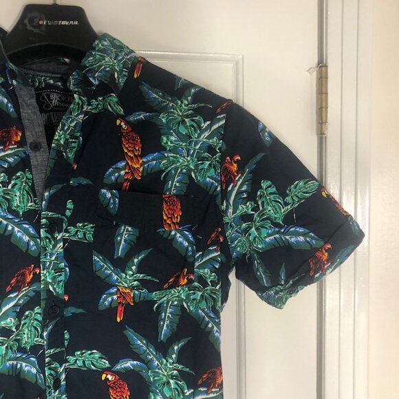 BROKEN THREADS Hawaiian Shirt Button up Size Small Red Parrot in the Trees Blue - Picture 7 of 8